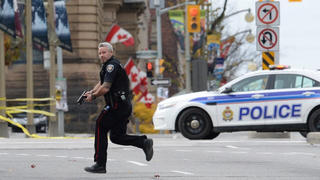 La police cannadienne en état d'alerte après les attaques aux abords et dans le Parlement à Ottawa mercredi. [The Canadian Press/Sean Kilpatrick]