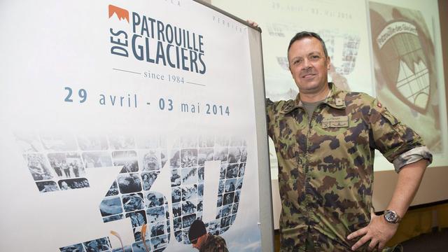 L'ancien commandant de la PDG Ivo Burgener devant l'affiche 2014. [Jean-Christophe Bott]