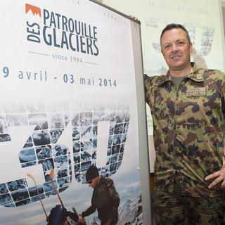 L'ancien commandant de la PDG Ivo Burgener devant l'affiche 2014. [Jean-Christophe Bott]