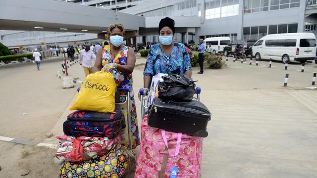Des femmes équipées de masques de protection à l'aéroport de Lagos, la capitale nigériane. [Pius Utomi Ekpei]