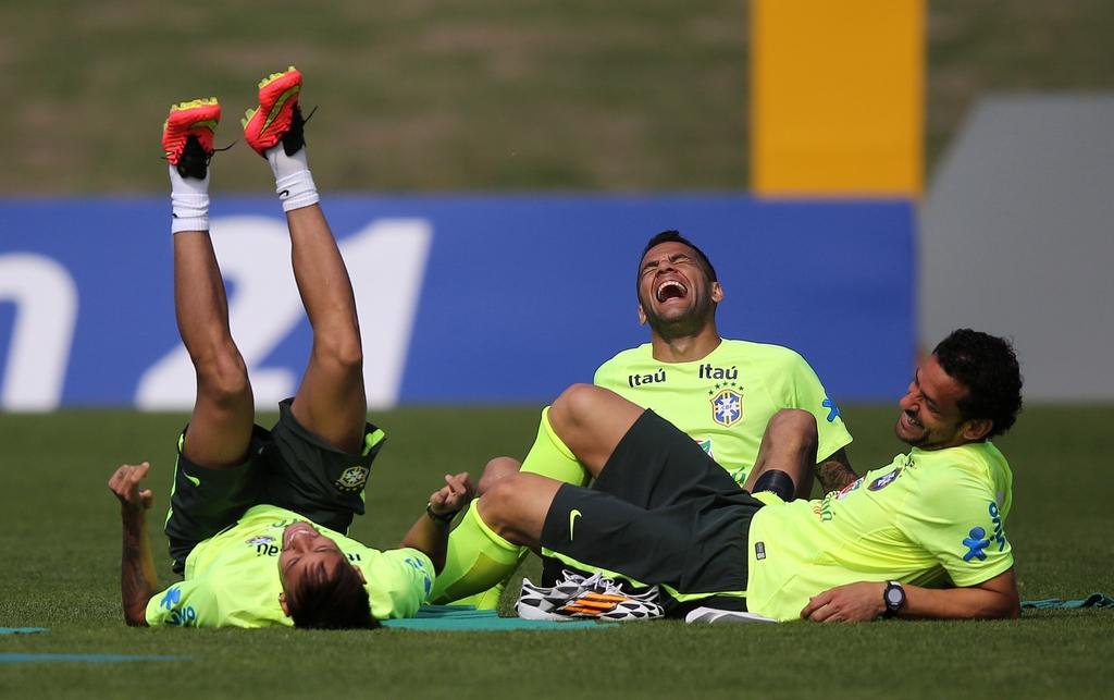 Ca rigole dans le camp du Brésil, entre Neymar, Dani Alvès et Fred (de gauche à droite). [KEYSTONE - Leo Correa]
