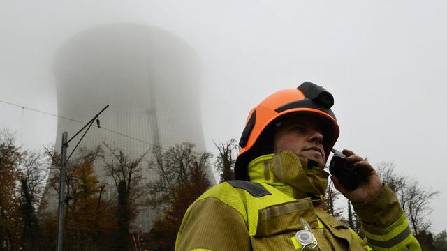 Le réacteur de la centrale nucléaire de Leibstadt (AG) a dû être arrêté d'urgence samedi matin. Ici un pompier en novembre 2013 lors d'un exercice d'urgence. [Steffen Schmidt]