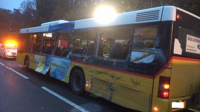 Le camion a percuté le flanc du bus des transports publics. [Kantonspolizei Aargau]