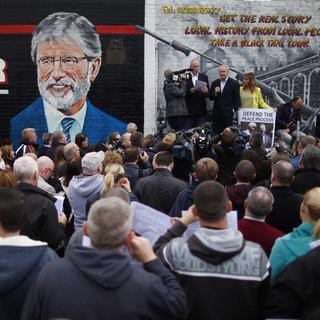 Martin McGuinness, Bobby Storey et Martina Anderso, membres de Sinn Fein, lors d'une manifestation en soutien à Gerry Adams, le 3 mai à Belfast. [KEYSTONE - Peter Morrison - AP Photo]
