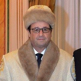 François Hollande a accepté de poser avec la pelisse et la chapka traditionnelles avec le président du Kazakhstan Noursoultan Nazarbaïev (capture d'écran sur Twitter).
