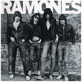On dit que ce sont les Ramones qui ont popularisé la Converse… Vrai et Faux. [Warner Archives / Rhino]