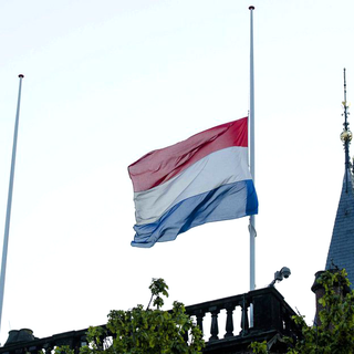 Les drapeaux sont en berne aux Pays-Bas. [EPA/Keystone - Bart Maat]