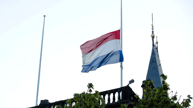 Les drapeaux sont en berne aux Pays-Bas. [EPA/Keystone - Bart Maat]