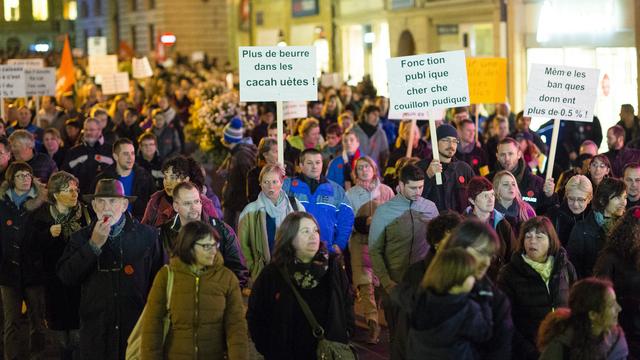 Des centaines de fonctionnaires ont défilé dans les rues de Neuchâtel mardi soir. [Stefan Meyer]