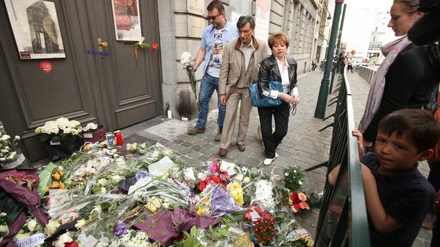 De nombreuses personnes ont rendu hommage aux victimes en déposant des fleurs devant le Musée juif de Bruxelles.