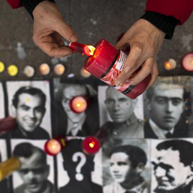 Des photos de victimes du franquisme lors d'une manifestation contre les crimes de la dictature. [AP Photo/Andres Kudacki]