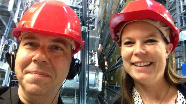 Antoine Droux et la physicienne Alison Lister devant le détecteur de particules ATLAS, cent mètre sous le CERN de Genève.