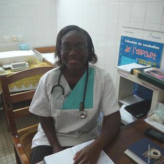 Dans la clinique de Cotonou où elle travaille, Joannie Bewa est un médecin particulièrement préoccupé par la santé des femmes et engagé dans la lutte contre le sida. [Anyck Béraud]