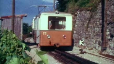 Le petit train rouge entre Aigle et Leysin, en 1970. [RTS]