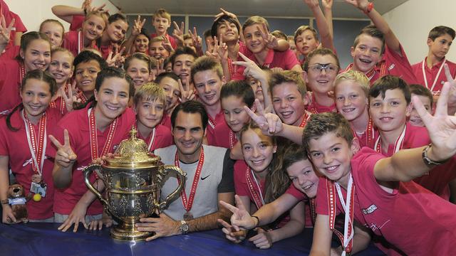 Federer a pris le temps de poser avec les ramasseurs de balles des Swiss Indoors après sa victoire. [Kurt Schorrer]