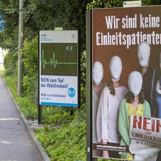 Affiches en faveur du non à la caisse publique, en Suisse alémanique. [SIGI TISCHLER]