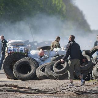 Les pro-Russes remontent les barrages démantelés par les forces ukrainiennes dans la région de Slaviansk. [EPA/Keystone - Roman Pilipey]