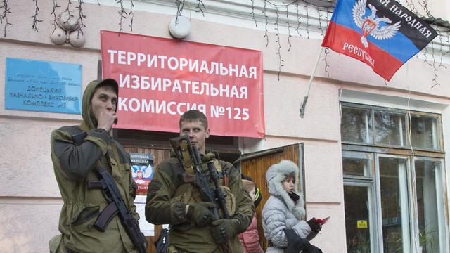 Des séparatistes à l'entrée d'un bureau de vote de Donetsk, ce dimanche matin.