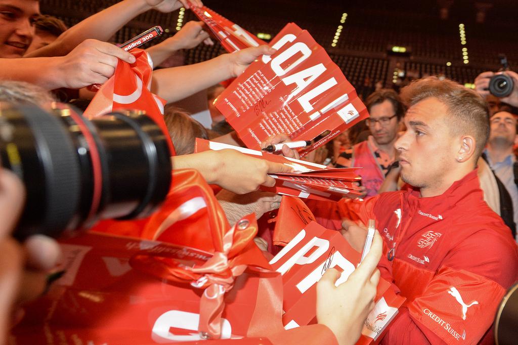 A l'image de Shaqiri, les joueurs se sont prêtés au jeu des autographes. [Keystone - Walter Bieri]