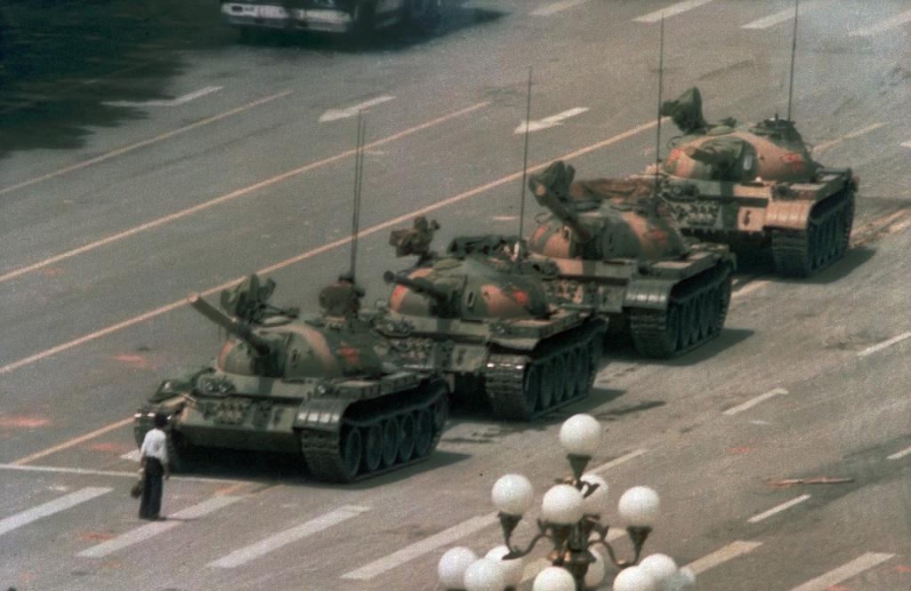 "La" photo légendaire de l'homme qui bloque les chars chinois sur la place Tiananmen, en juin 1989. [AP/Keystone - Jeff Widener]