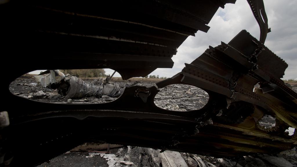 Les restes d'un moteur du Boeing 777 de la Malaysia Airlines abattu en Ukraine. [AP Photo/Vadim Ghirda]