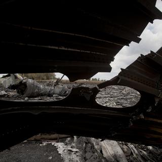 Les restes d'un moteur du Boeing 777 de la Malaysia Airlines abattu en Ukraine. [AP Photo/Vadim Ghirda]