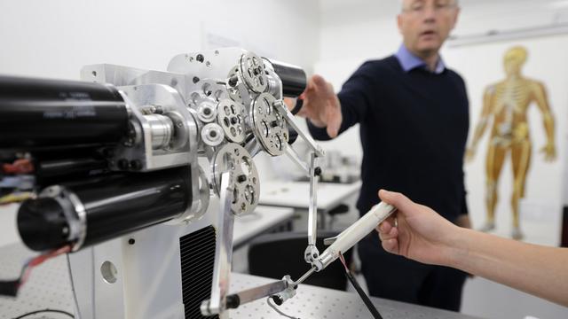 Une personne test un instrument biomédical de chirurgein dans le labo Instant-Lab lors des journées d'inauguration de Microcity. [Laurent Gillieron]