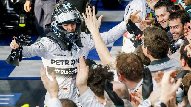 Rosberg n'a pas manqué de remercier son équipe Mercedes. [Diego Azubel]