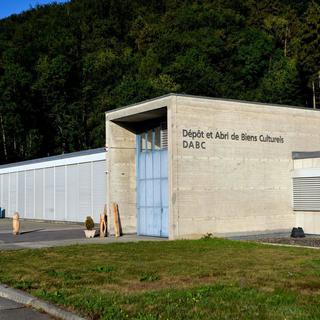 Vue extérieure de l'ancienne centrale nucléaire de Lucens, réaffectée en Dépôt et Abri de Biens Culturels pour le canton de Vaud. [Dominic Favre]