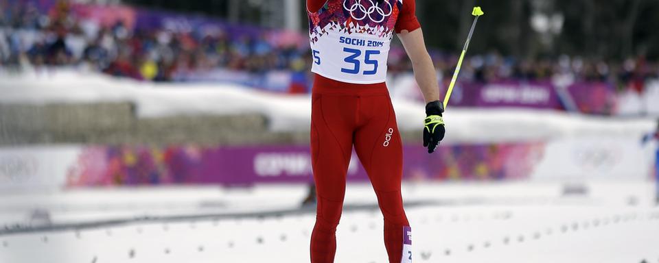 Le poing rageur de Dario Cologna, qui obtient sa troisième médaille d'or olympique, la deuxième à Sotchi. [AP/Gregorio Borgia]