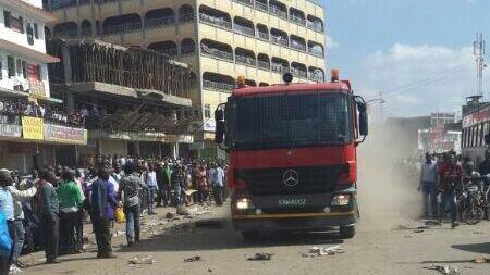 Les pompiers à leur arrivée dans le quartier frappé par des explosions. [Twitter @NDOCKenya]