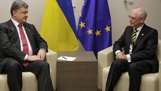 Le président ukrainien Petro Porochenko en discussion avec le Président du Conseil européen Herman Van Rompuy à Bruxelles. [Yves Logghe/Pool]