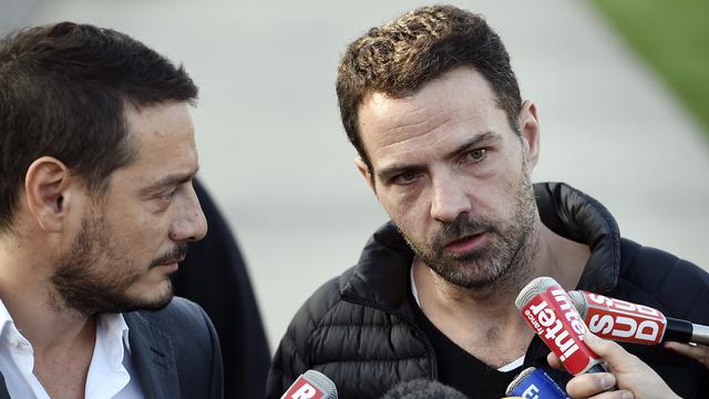 Tout juste sorti de prison, Jérôme Kerviel (à droite) répond à la presse en compagnie de son avocat. [AFP PHOTO / LIONEL BONAVENTURE]