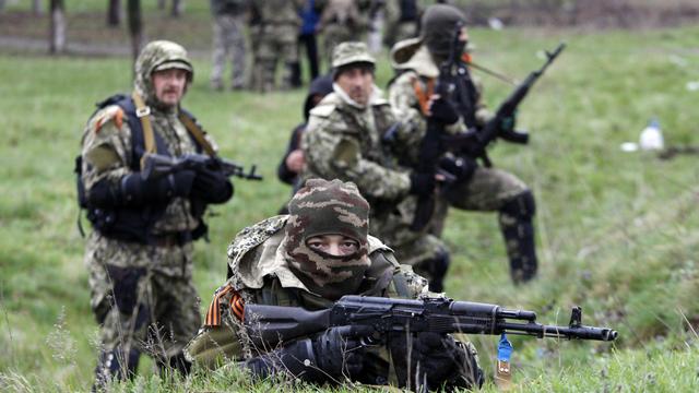 Des miliciens pro-russes prêts pour le combat avec les forces loyalistes ukrainiennes, dimanche 13 avril 2014. [Anatoliy Stepanov]