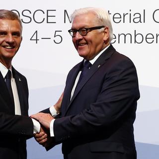 Didier Burkhalter (droite) et son homologue allemand Frank-Walter Steinmeier lors du sommet de l'OSCE à Bâle. [Arnd Wiegmann]