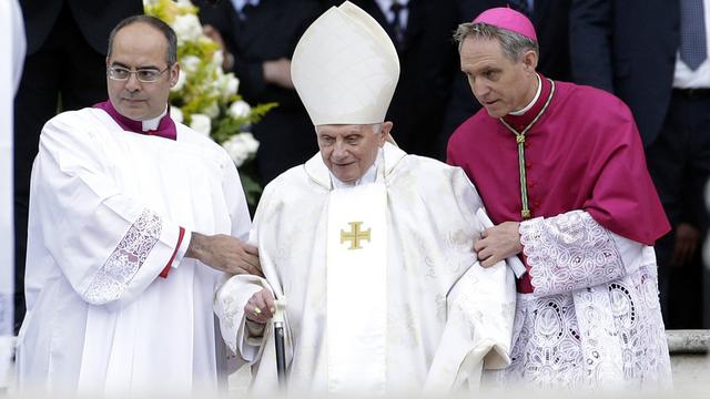 Le pape émérite Benoît XVI s'est assis sur les premiers rangs à gauche de l'autel. Il avait été un des plus proches collaborateurs de Jean Paul II. Depuis sa démission l'an passé, le cardinal Joseph Ratzinger n'exerce plus aucun rôle officiel.