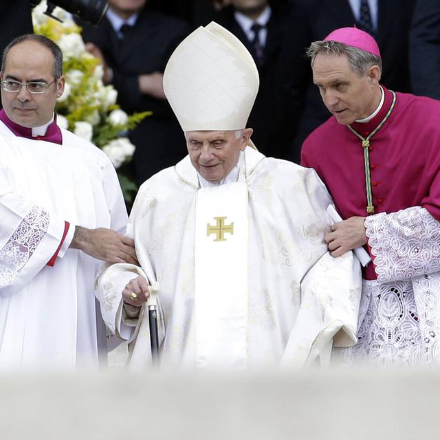 Le pape émérite Benoît XVI s'est assis sur les premiers rangs à gauche de l'autel. Il avait été un des plus proches collaborateurs de Jean Paul II. Depuis sa démission l'an passé, le cardinal Joseph Ratzinger n'exerce plus aucun rôle officiel.