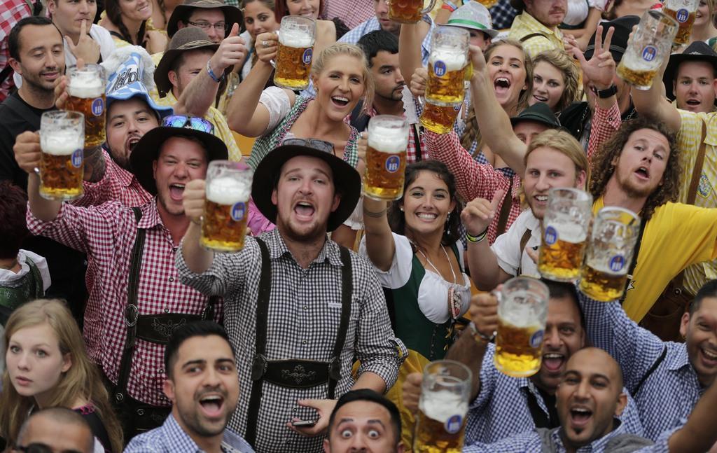 Six millions de personnes sont attendues à la fête de la bière de Munich durant les 16 jours de festivités. [KEYSTONE - AP Photo/Matthias Schrader]