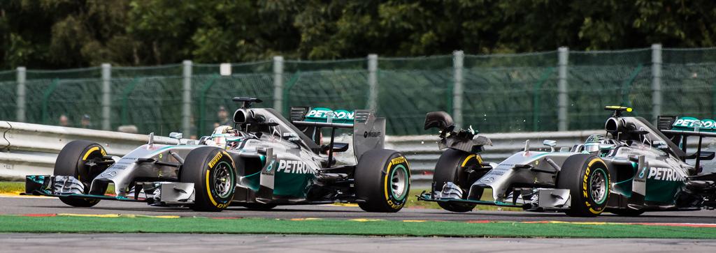 Rosberg a découpé le pneu arrière gauche d'Hamilton avec son aileron avant [KEYSTONE - Geert Vanden Wijngaert]