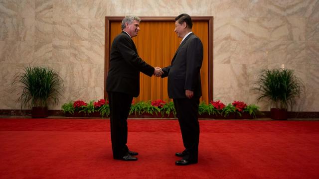 Le président chinois Xi Jinping et Miguel Diaz, premier vice-président du Conseil d'Etat cubain. [AP Photo/Keystone - Ed Jones]