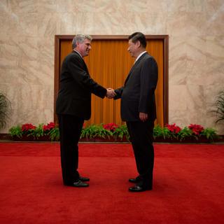 Le président chinois Xi Jinping et Miguel Diaz, premier vice-président du Conseil d'Etat cubain. [AP Photo/Keystone - Ed Jones]