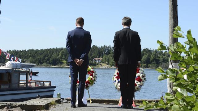 Le président de la Jeunesse travailliste Eskil Pedersen (g.) et l'ancien Premier ministre norvégien Jens Stoltenberg lors des commémorations de 2013. [Scanpix - Aleksander Andersen]