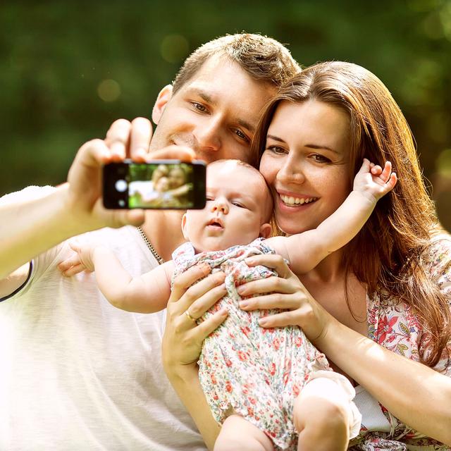 De nombreux parents postent des photos de leurs bébés sur les réseaux sociaux. [Fotolia - Rock and Wasp]