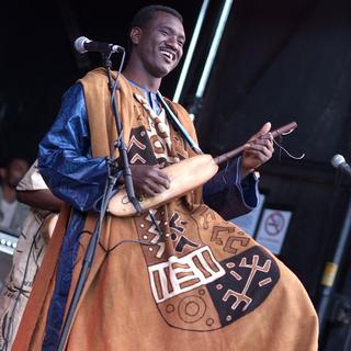 Bassekou Kouyaté et son jeli n’goni, instrument traditionnel malien. [CC-BY-SA - Richard Kaby]
