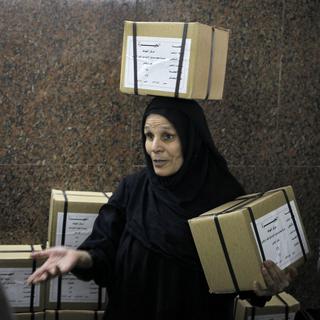 Les Egyptiens se prononcent sur la possibilité d'une nouvelle constitution. [AP/Keystone - Amr Nabil]