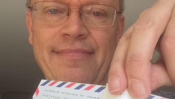 La photo du fameux timbre tweetée par son propriétaire, le climatologue Jean-Pascal Van Ypersele. [Twitter]