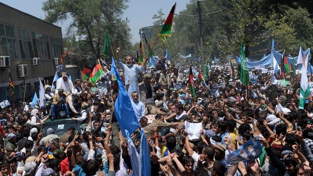 Le candidat à la présidentielle afghane Abdullah Abdullah a dénoncé la fraude électorale dont il aurait été victime avec des milliers de manifestants à Kaboul. [AFP - Wakil Kohsar]