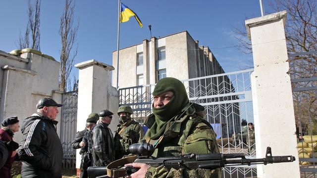 Des soldats pro-russes devant une base ukrainienne en Crimée. [EPA/Artur Shvarts]
