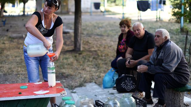 Des habitants de Yasinuvata, à la périphérie de Donetsk, le 6 septembre. [FRANCISCO LEONG]