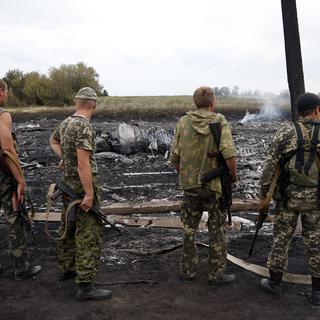 Des séparatistes prorusses parmi les débris du vol MH17. [Maxim Zmeyev]